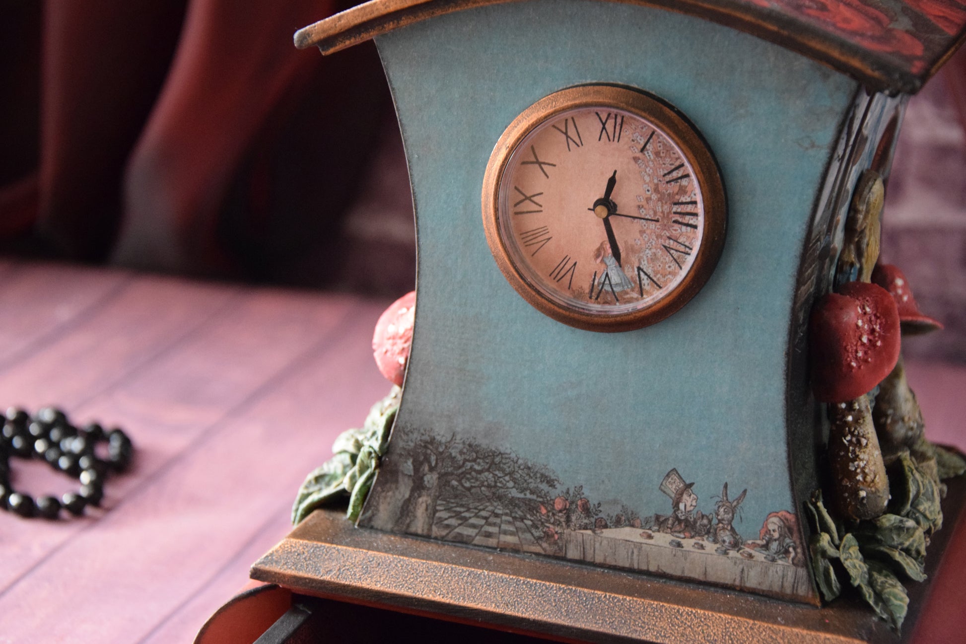 Alice in Wonderland Clock. Cheshire Cat Clock. Alice in Wonderland